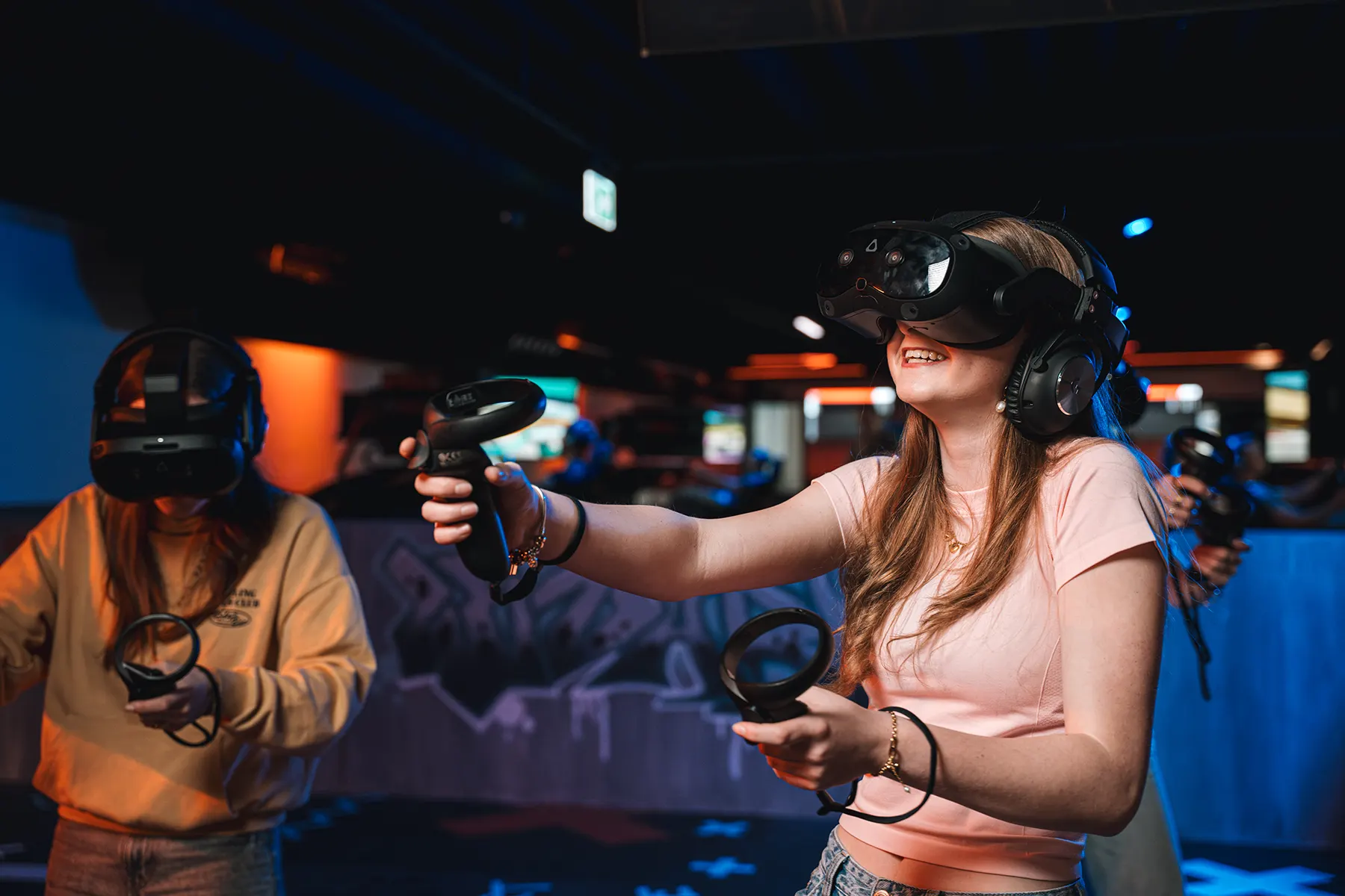 Twee bezoekers met VR-bril in de arena van PlayRena