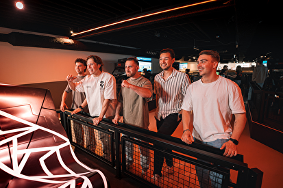 Vrijgezellenfeest organiseren? Maak er een next-level ervaring van met VR en Simracing